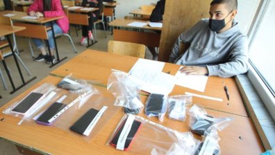 Подсказване в тоалетната - десетокласнаци си писали верните отговори&nbsp;по вратите