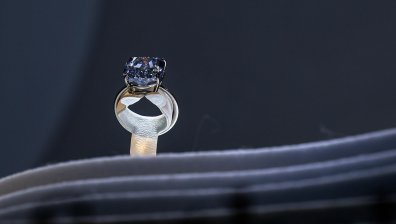 Рядък син диамант на стойност $20 млн. беше изложен на търг в Абу Даби