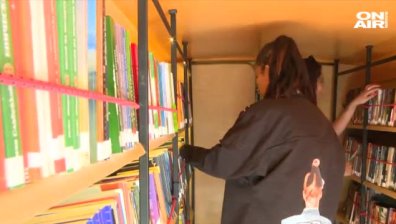 Библиобус със стотици книги насърчава четенето в София