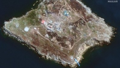 Украйна обвини Русия: Обстрелват с фосфорни бомби Змийския остров в Черно море