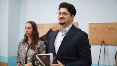 Водещият от Bloomberg TV Bulgaria Антонио Костадинов участва в "Похода на книгите" (СНИМКИ)