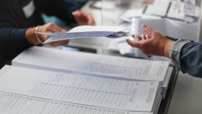 Небесна надпревара в София: "Жълт вятър на промяната" води убедително на "Синя джипка"