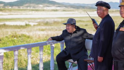 Ким Чен Ун наблюдава демонстрация на дронове, поиска подобрение с изкуствен интелект (+СНИМКИ)