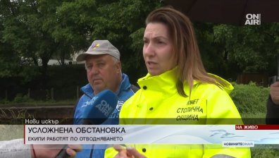 Реката в Подгумер подкопа улица в селото, местните се молят дъждът да спре