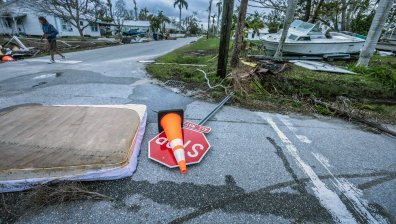 Ураганът "Милтън" се развихри с 200 км/ч, улици са езера, милиони хора са без ток