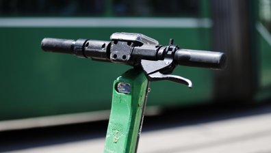 Дете на 10 години с електрическа тротинетка пострада при удар от кола в Русе