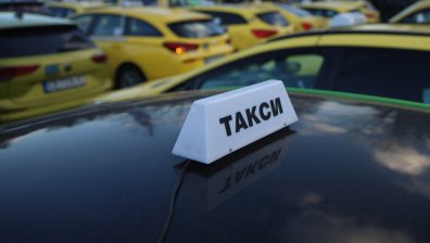"Все още има добри хора": Таксиметров шофьор гони автобус заради забравени документи