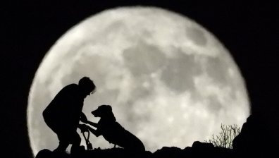 За 3 зодии пълнолунието и лунното затъмнение в Риби носят щастие и късмет