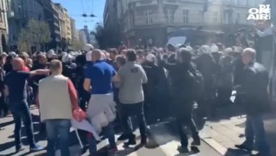 Нови сблъсъци в Сърбия: Хиляди демонстранти обградиха президентския дворец