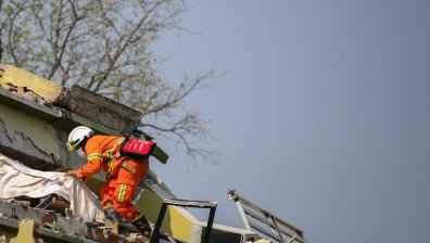 Земетресението в Истанбул: Срути се триетажна сграда, хора скачат, за да се спасят