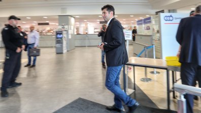 Кирил Петков с усмивка влезе на разпит в прокуратурата