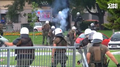 Демонстранти нападнаха с камъни полицията в Солун