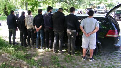След гонка с полицията хванаха каналджии и незаконни имигранти