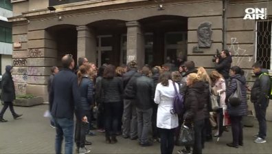 Среднощни опашки, чакане с часове... записването за първи клас