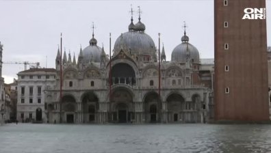 Нивото на водата във Венеция скочи, буря удари Тоскана