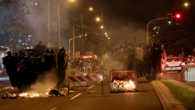 Насилието на протестите в Сърбия взима връх