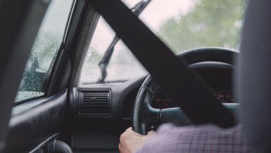 Шокиращи кадри: Пиян шофьор едва не се заби в автобус и кола в насрещното