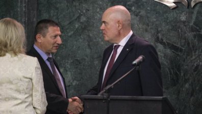 Борислав Сарафов решава дали да плати на Гешев 20 заплати след отстраняването му