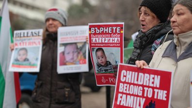 Протест заради отнето бебе от българско семейство в Германия (+СНИМКИ)