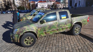 Живеещи у нас руски граждани изпращат камуфлажни пикапи на украинската армия