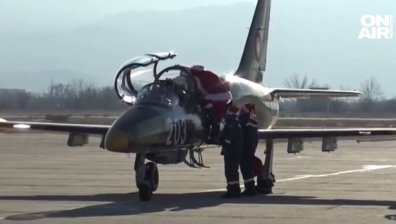 Модерен Дядо Коледа - вместо с елени, дойде в Пловдив със самолет
