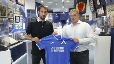 Трансферна бомба: "Левски" представи Ивелин Попов (+ВИДЕО)