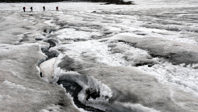 Черен сняг на Антарктида заради рекордния туризъм