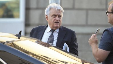 Изкараха Рашков с импровизиран кордон, пазят го от журналистически въпроси
