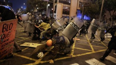 Бой с полицаи, палежи и арести на протест срещу престъпността и корупцията в Перу (СНИМКИ)