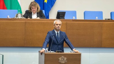 Депутати от "Възраждане" и "ДПС-Ново начало" почти се сбиха в НС (ВИДЕО)