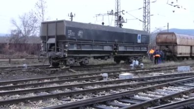Товарен влак дерайлира на гара Мездра и нанесе сериозни щети