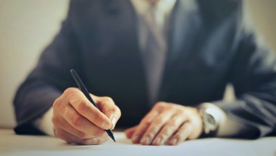 Съдят мъж, лъгал, че е адвокат