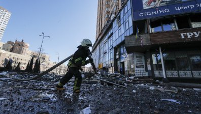 Гори петролна база близо до украинската граница след руски ракетни удари