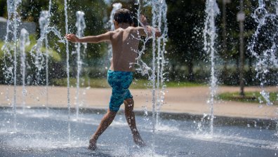 Деца и родители се разхлаждат от горещините в парк "Възраждане" (СНИМКИ)