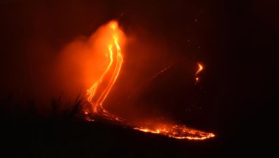Вулканът Етна изригна, изхвърляйки лава на 100 метра височина