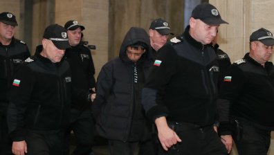 Спешна помощ откара в болница 15-годишния, убил свой връстник в мола