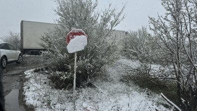Сняг блокира проходи, затруднено движение и предупреждения за пътуващите