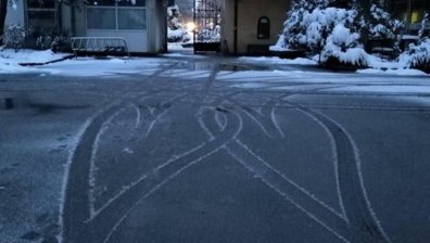 УМБАЛ "Александровска" осъмна с мила картинка - две сърца в снега