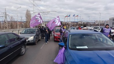 Служители от градския транспорт във Варна излязоха на протест