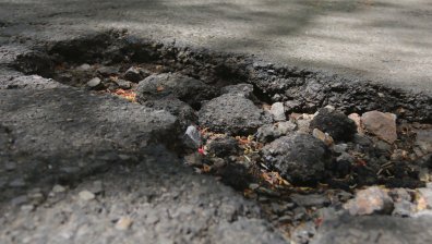 Ремонт няма: Улици във Владая с дупки от години, обявени за "кални точки"