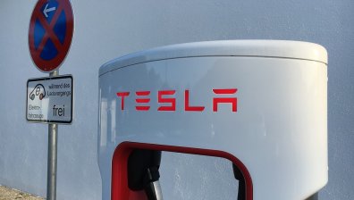 Tesla започна да наема служители за новия си завод в Шанхай