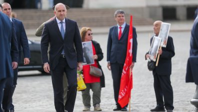 Анализатори: Румен Радев направи силен политически ход с референдума