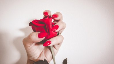 Топ цветове за февруарски маникюр - идеи за романтични нокти