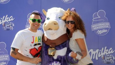 Според Milka е време за прегръдка