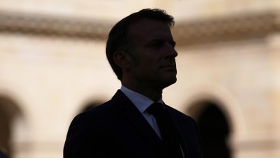 Тъмни облаци надвиснаха над Франция след падането на кабинета