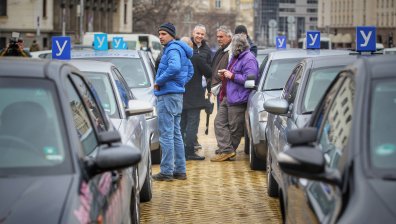 Автоинструктори излязоха на протест  на площад "Батенберг" в София
