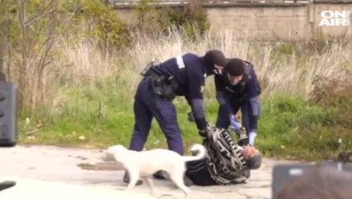 Жена припадна след екшън във Враца: Роми отказаха да напуснат опасна сграда (ВИДЕО)