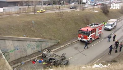 Кола излетя от мост в София, жена е с опасност за живота