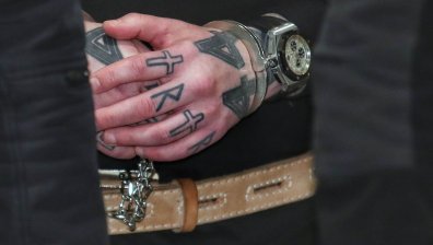 Доведоха Семерджиев в съда окован във вериги