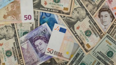 Доларът продължава да отстъпва пред паунда и еврото